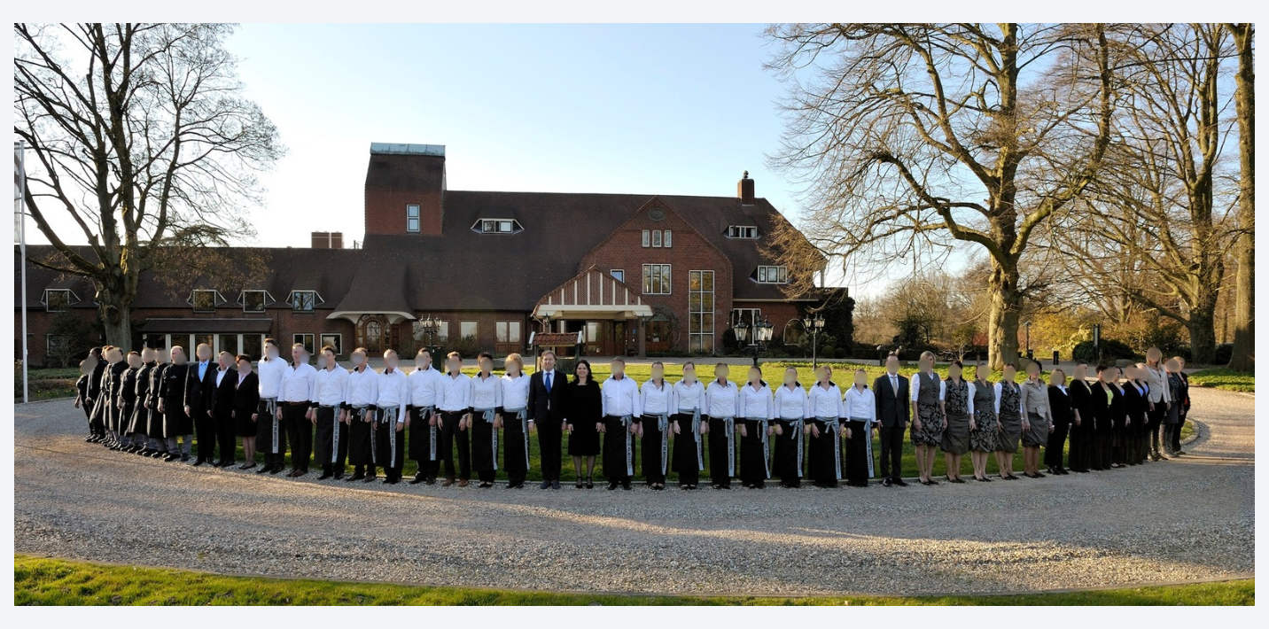 Van keurig op een rijtje naar een kleurrijk hotel.